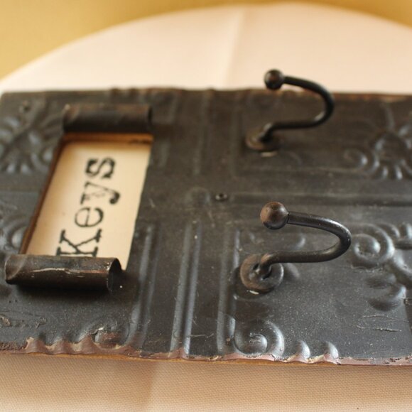 Distressed Tin Key Hanger - Picture 2 of 4